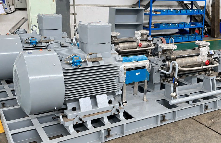Groupes de pompage multicellulaires à moteur électrique sur des châssis gris.