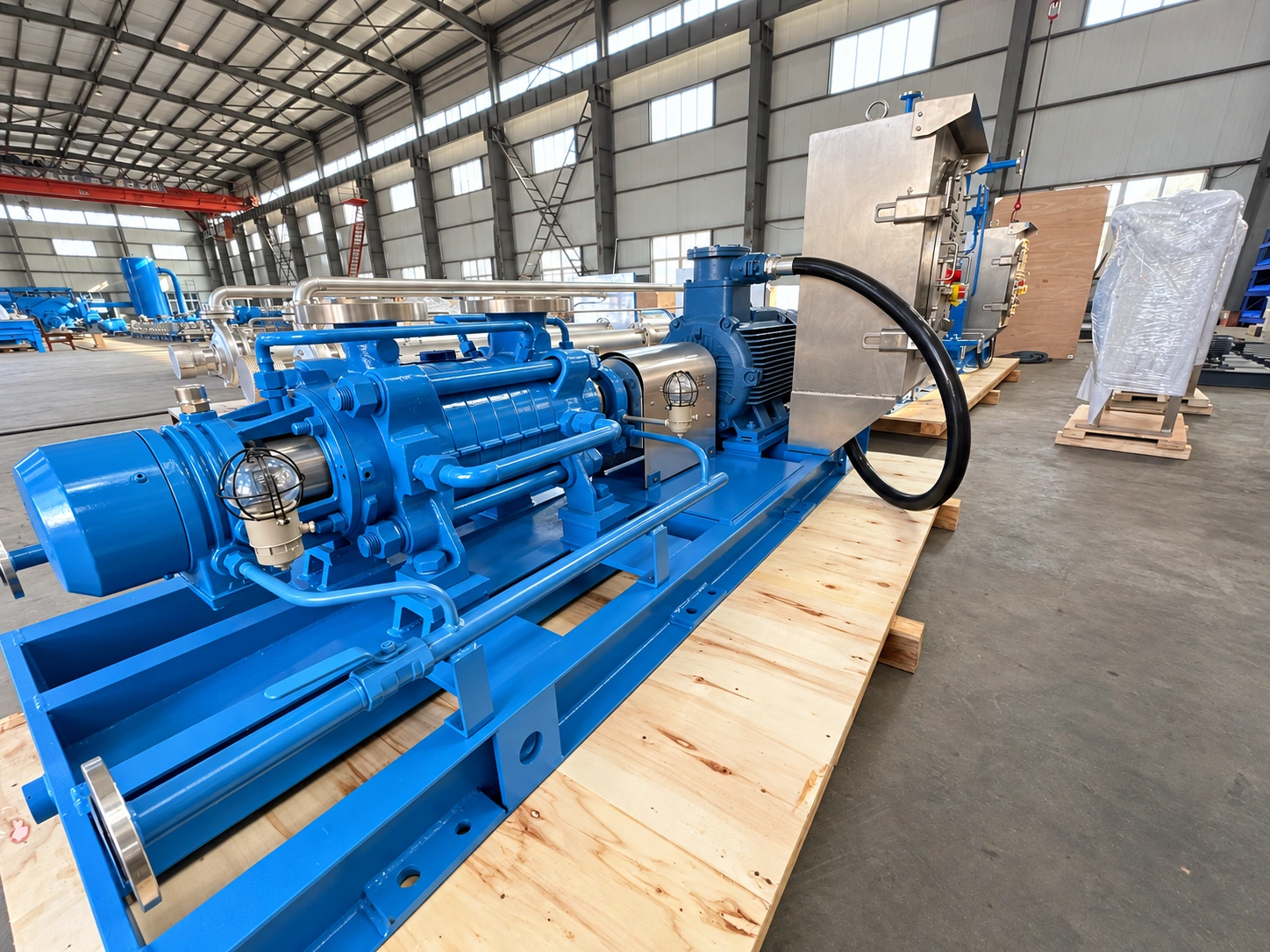 Vue latérale d’un groupe de pompage multicellulaire bleu avec moteur.