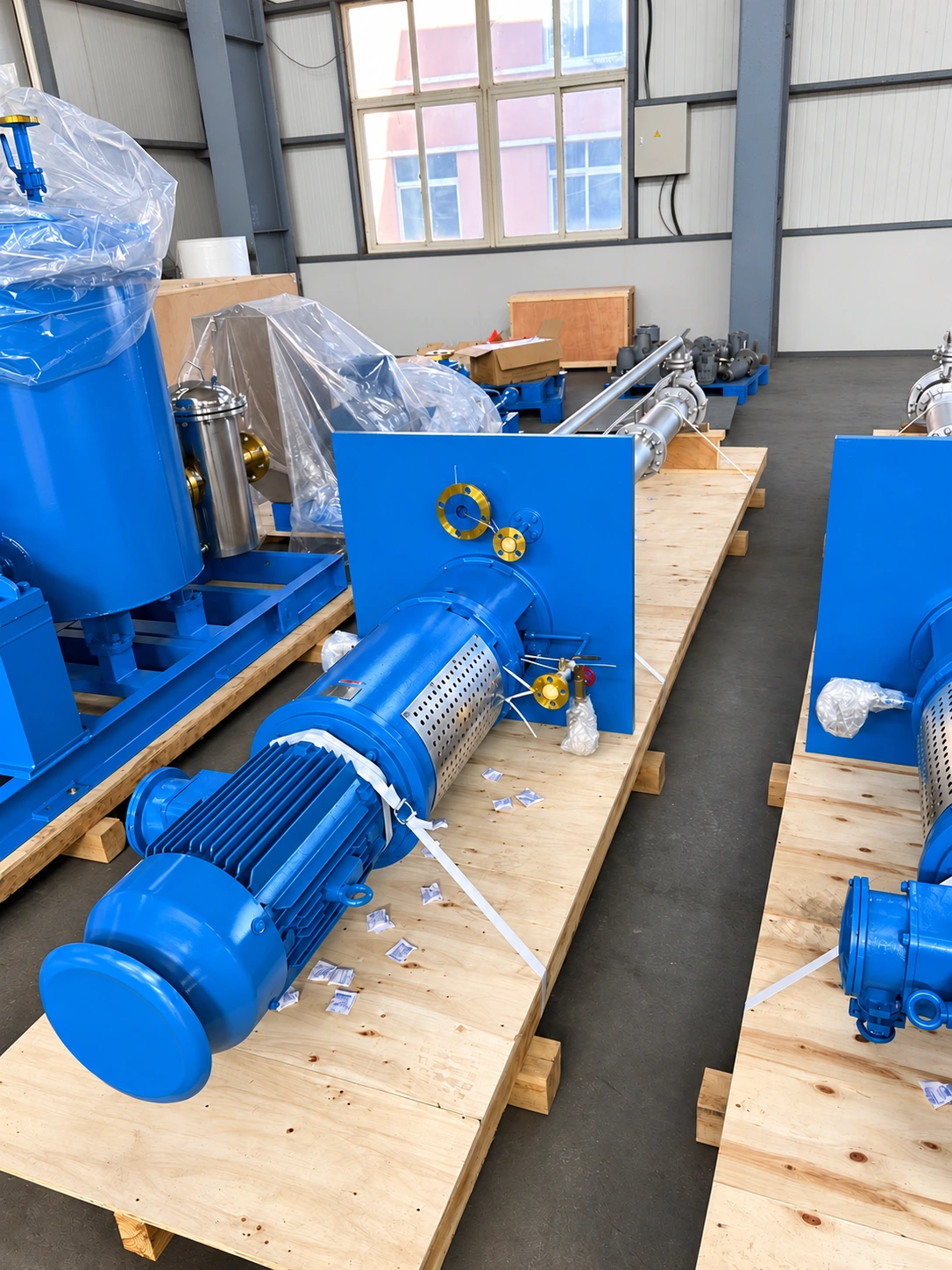 Groupe de pompage bleu et moteur dans l’atelier.