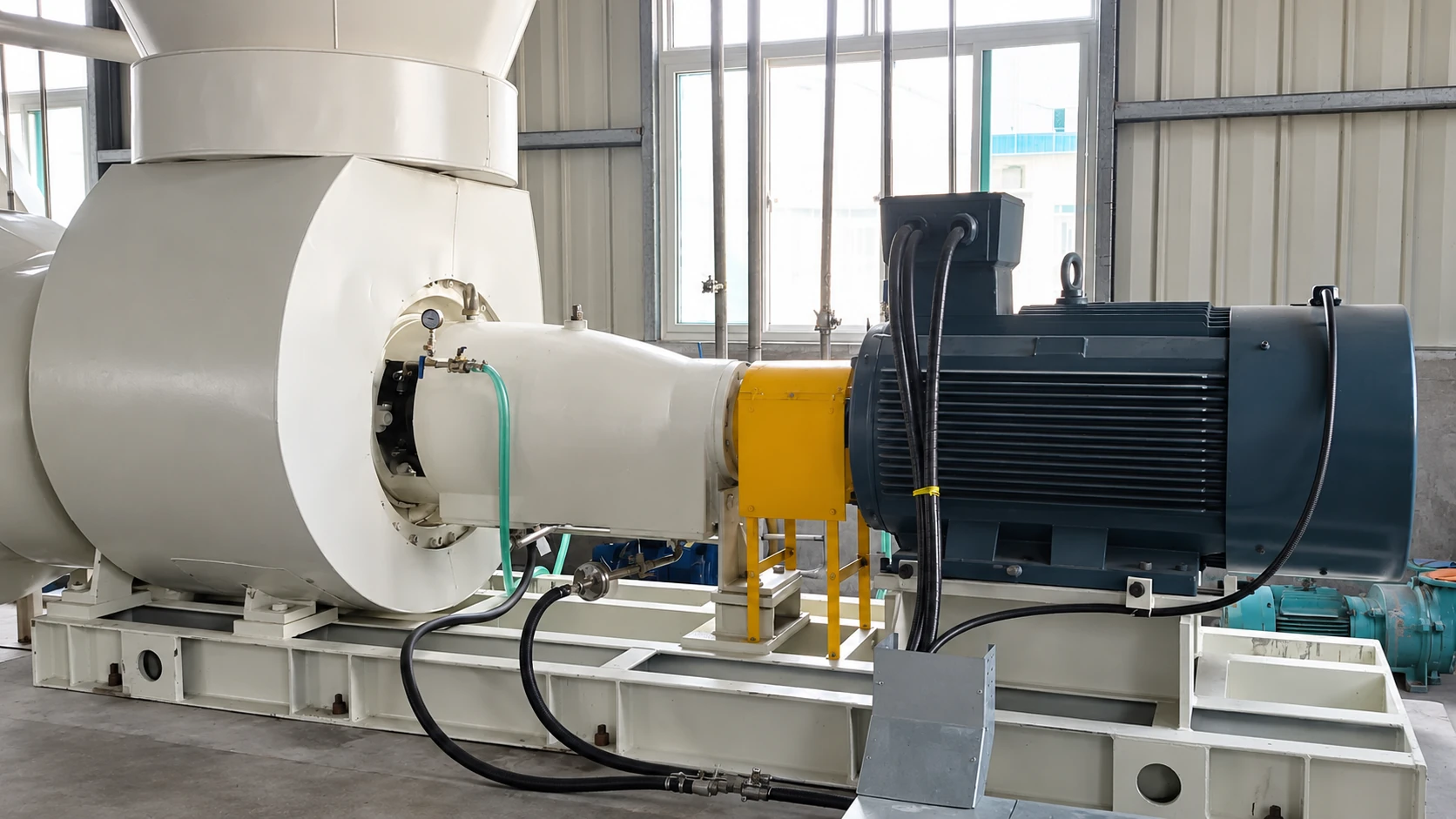 Vue latérale d’une pompe axiale chimique avec moteur électrique et carter d’accouplement jaune.
